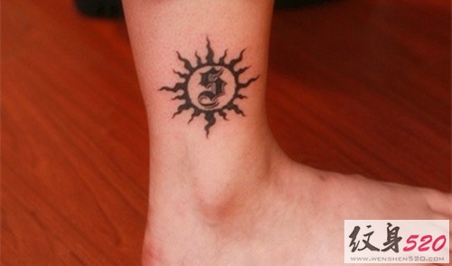 小巧时尚的太阳图腾纹身