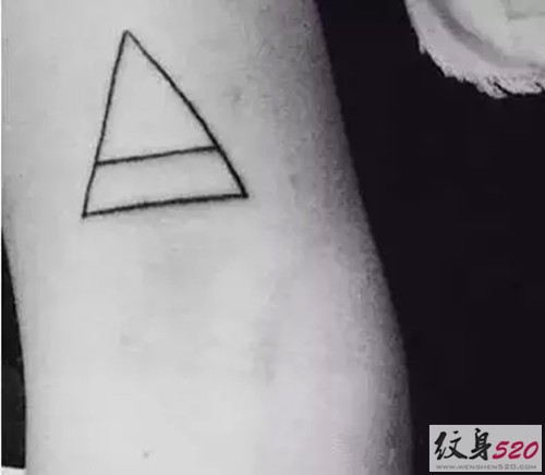 手臂上的时尚三角几何纹身