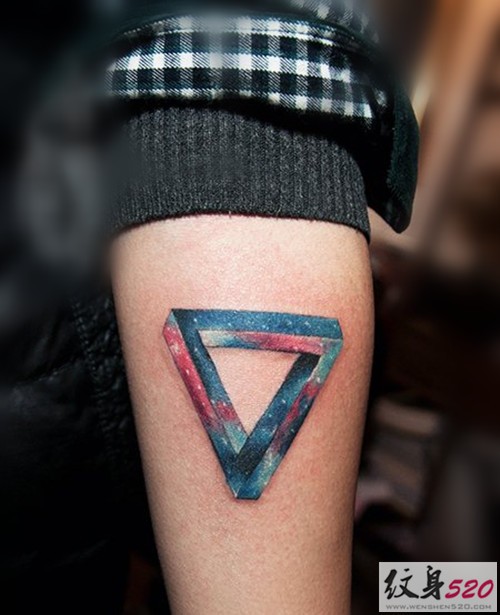 手臂上的时尚三角几何纹身