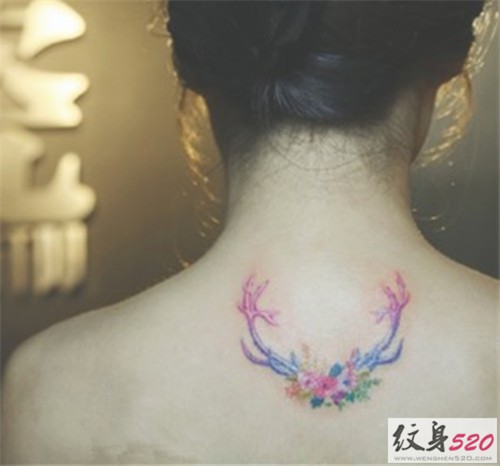 颈部小巧的鹿角纹身