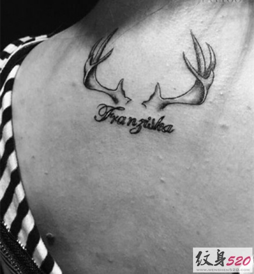 颈部小巧的鹿角纹身