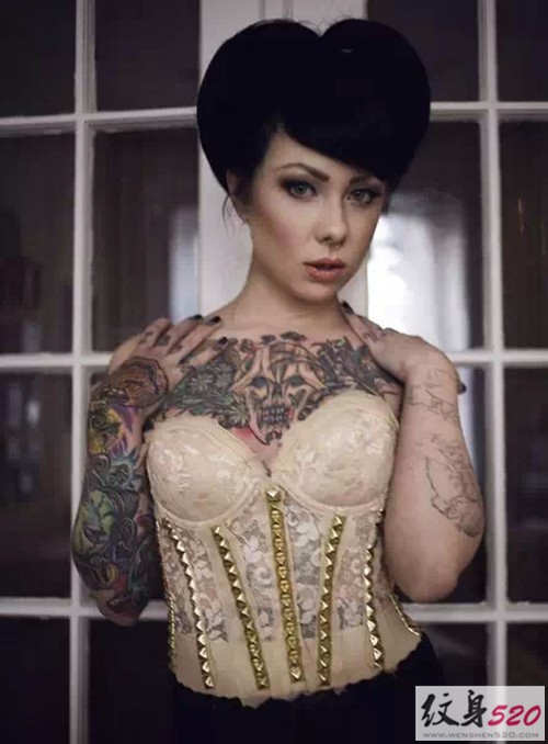 欧美女郎的花臂纹身