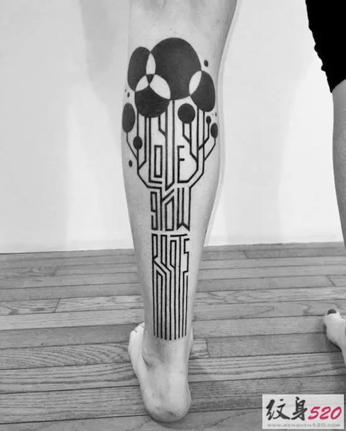 时尚潮男大秀腿部纹身