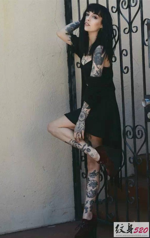 欧美女郎的花臂纹身