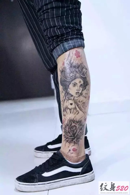 时尚潮男大秀腿部纹身