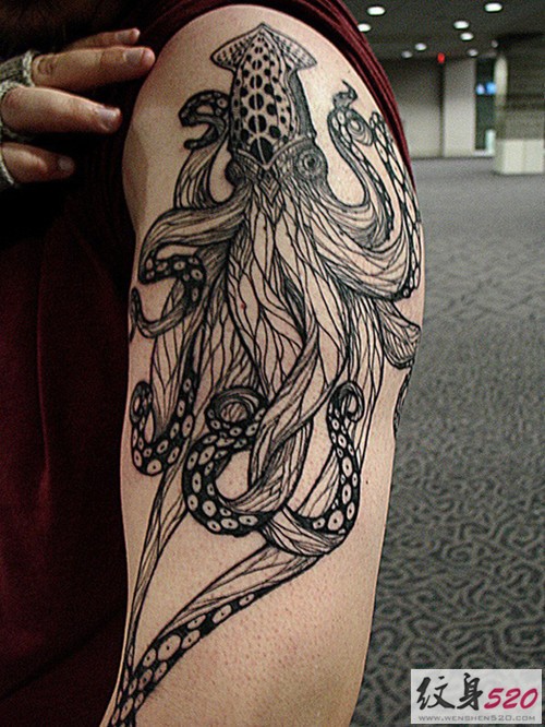 手臂上的另类章鱼纹身