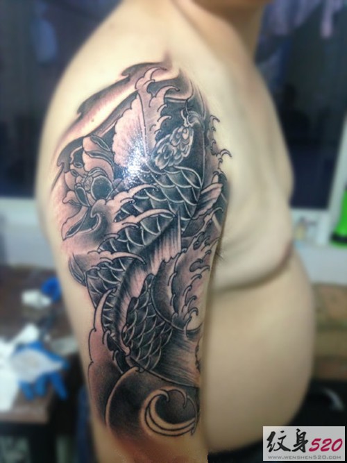 男士大臂鲤鱼纹身图片