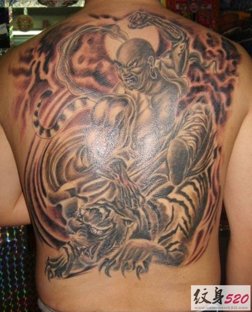 满背霸气伏虎罗汉纹身