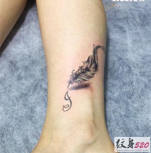 小腿上飘逸的羽毛纹身