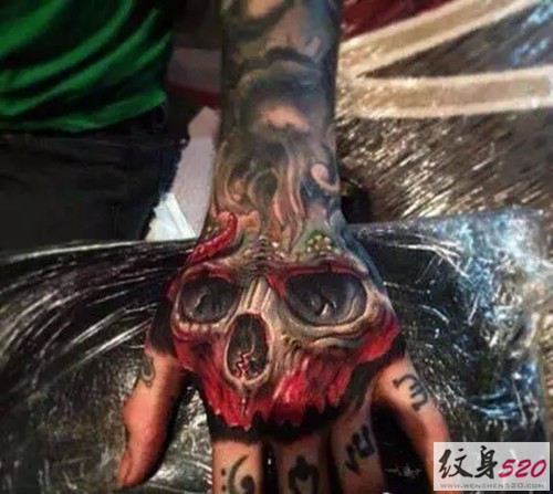 要来个重口味手背纹身吗