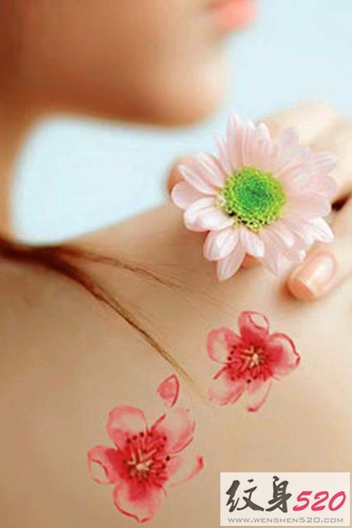 粉嫩唯美的桃花纹身图案