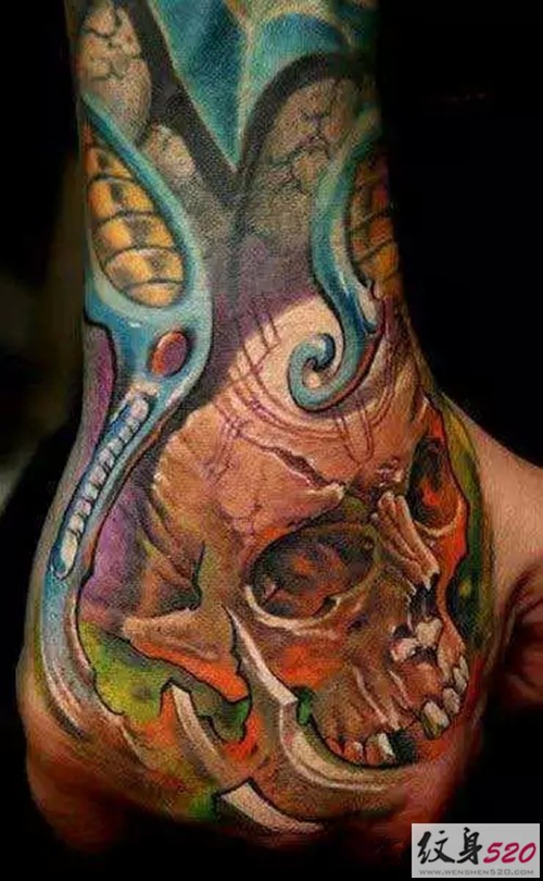 要来个重口味手背纹身吗