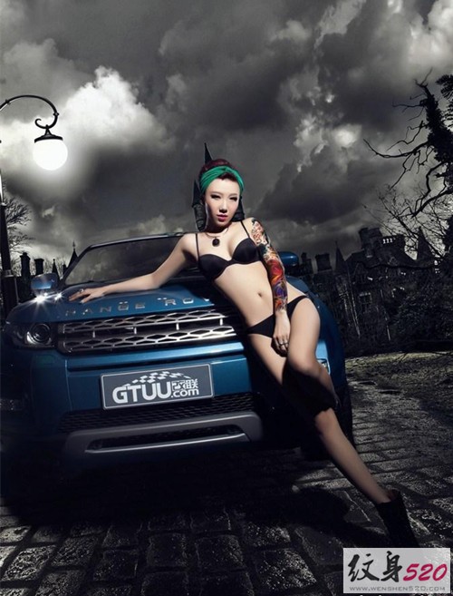 性感美女车模的纹身诱惑