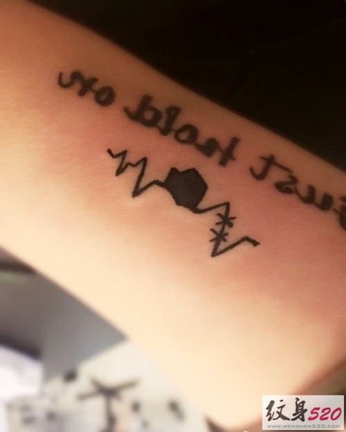 跳动的符号  心电图纹身图案