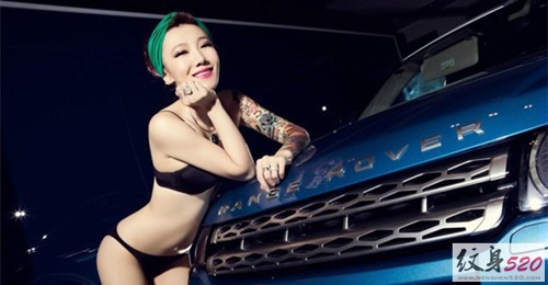 性感美女车模的纹身诱惑