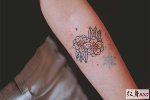 美美的小清新花卉纹身