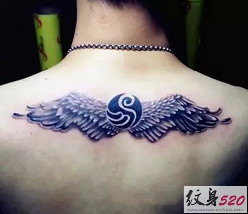 后背简约的翅膀纹身图片