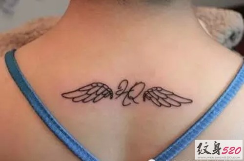 后背简约的翅膀纹身图片