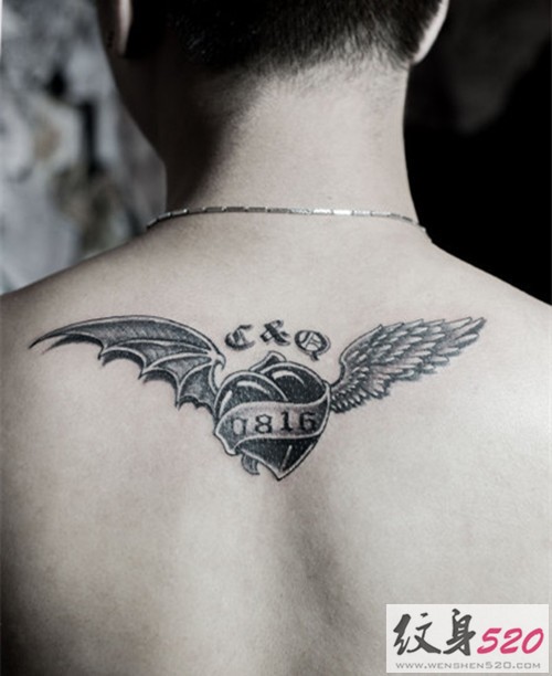 后背简约的翅膀纹身图片