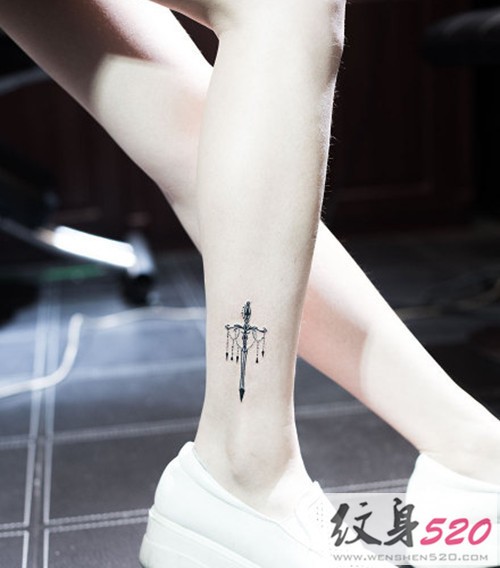 衬托美腿的小纹身