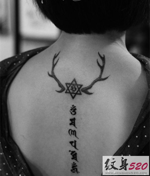 背部创意鹿角六芒星纹身