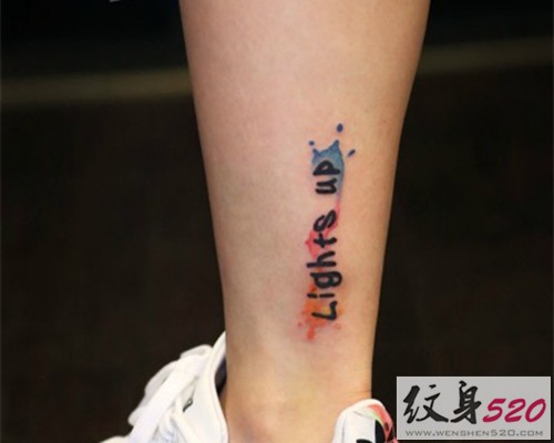 衬托美腿的小纹身