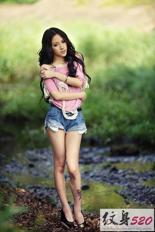 衬托美腿的小纹身