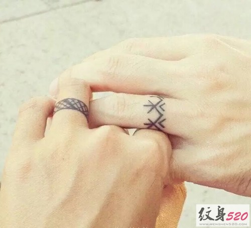用纹身来代替誓言  情侣手指纹身