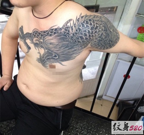 男性经典霸气的过肩龙纹身