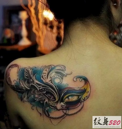 肩背部神秘的面具纹身