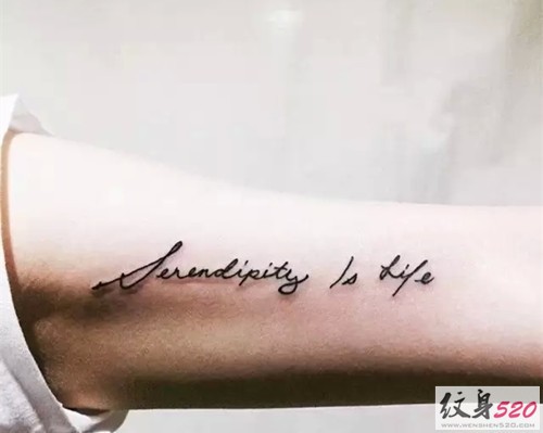 手臂上的时尚英文纹身