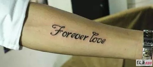 手臂上的时尚英文纹身