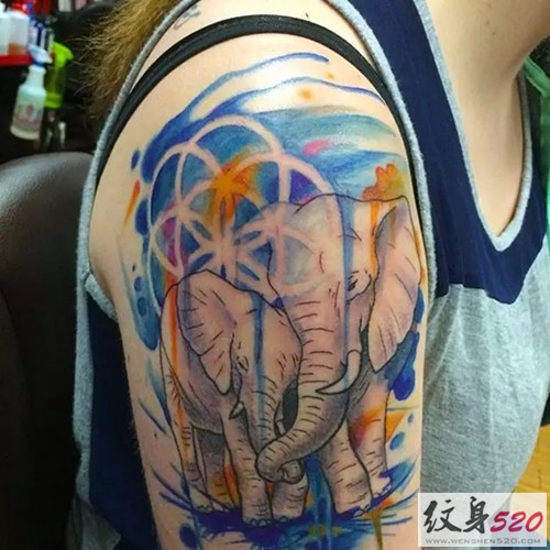 胳膊上的经典大象纹身图案