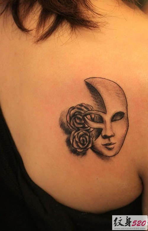 肩背部神秘的面具纹身