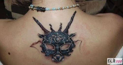 肩背部神秘的面具纹身