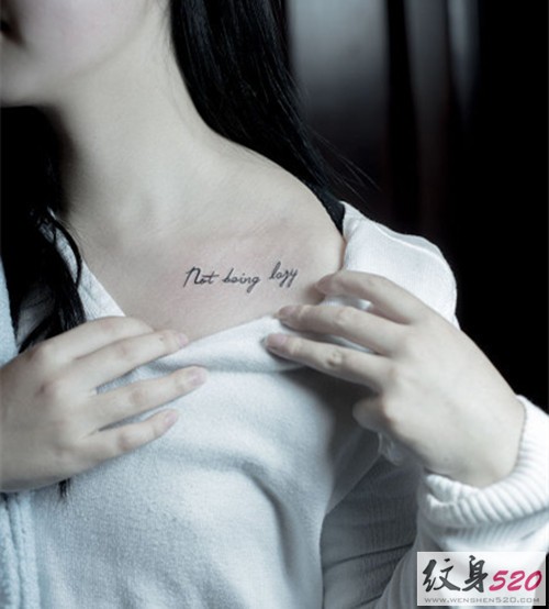 锁骨处的小巧英文纹身