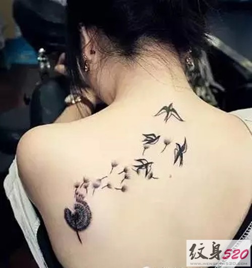 性感美背配上时尚纹身