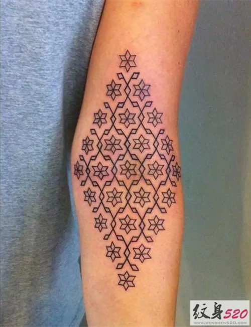 手臂上别样的黑灰图腾纹身