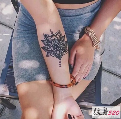 手臂上别样的黑灰图腾纹身