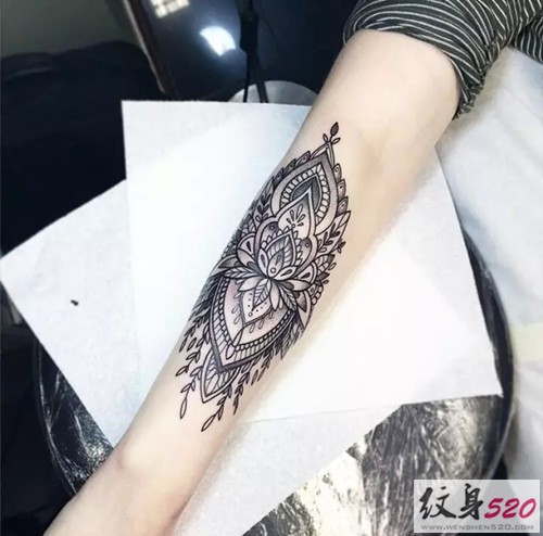 手臂上别样的黑灰图腾纹身