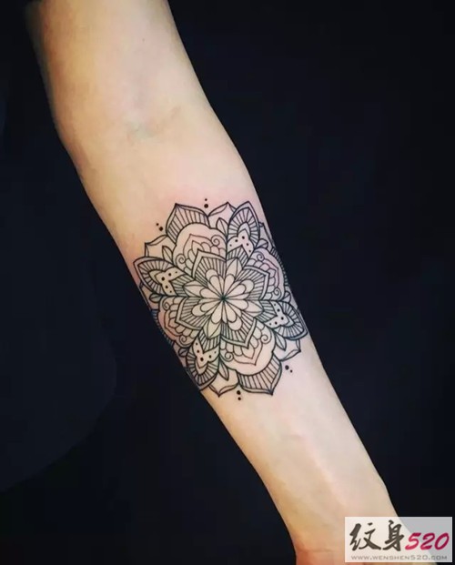 手臂上别样的黑灰图腾纹身