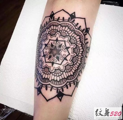 手臂上别样的黑灰图腾纹身