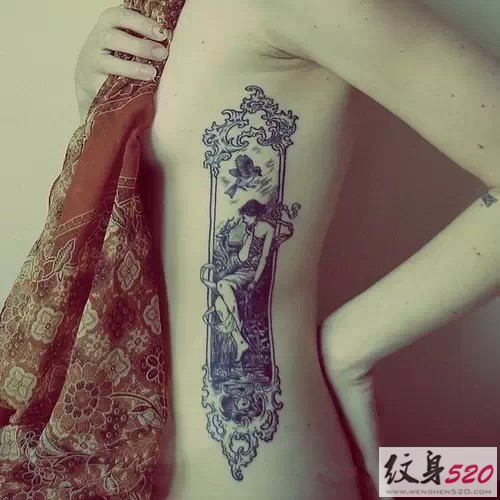 侧腰上的性感纹身