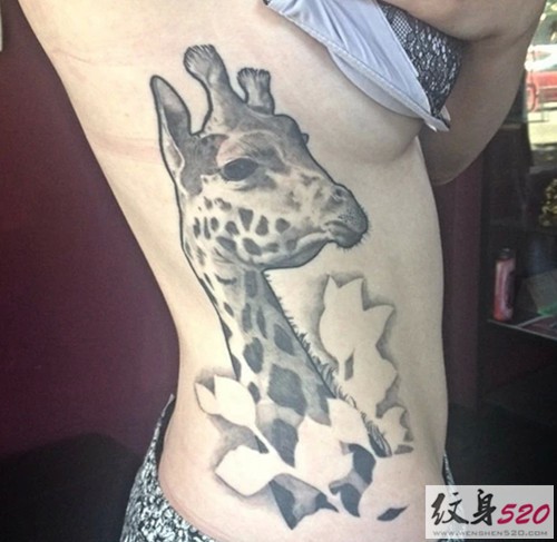 侧腰上的性感纹身