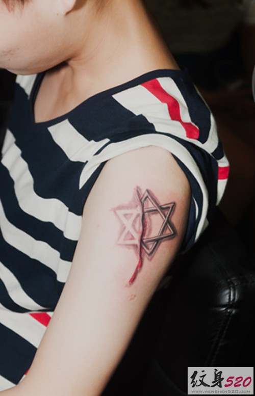 给手臂上来个六芒星纹身