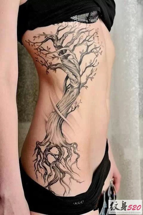 侧腰上的性感纹身