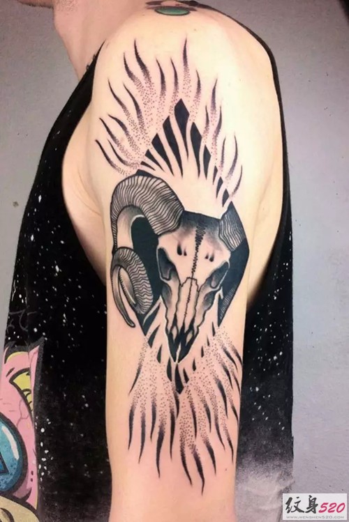 Laura Yahna 的黑灰创意纹身作品