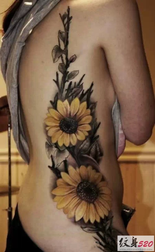 侧腰上的性感纹身