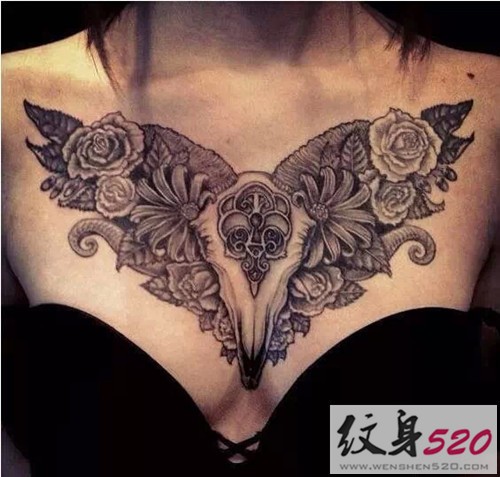 女性胸口上的个性图案