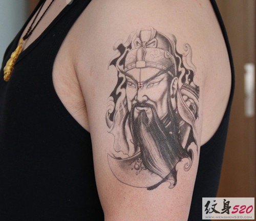 胳膊上正义的关公纹身